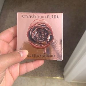 Smashbox x VLADA petal metal highlighter in